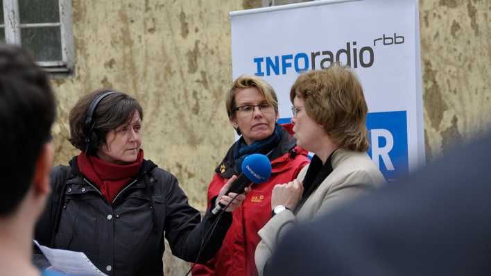 Annette Miersch (l.) im Gespräch mit Elternvertreterin Unteutsch (m.) und Bildungsstadträtin Richter-Kotowski (r.) (Bild: rbb/Freiberg)